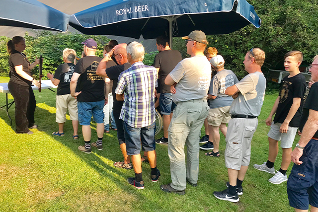 Folk står i kø til at skyde